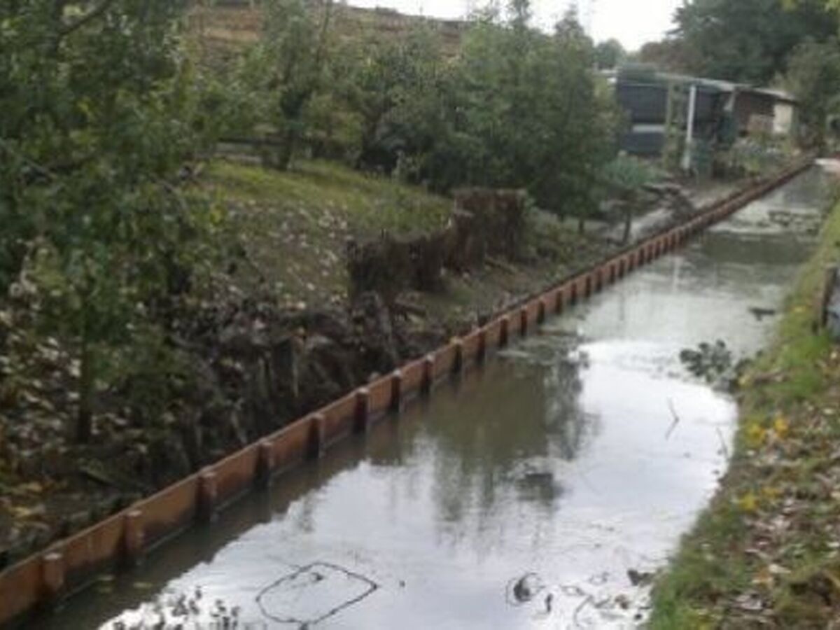 Houten beschoeiing langs het water