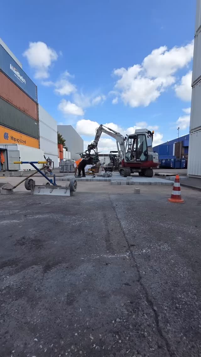 Bestratingswerkzaamheden op een containerterminal op Heijplaat