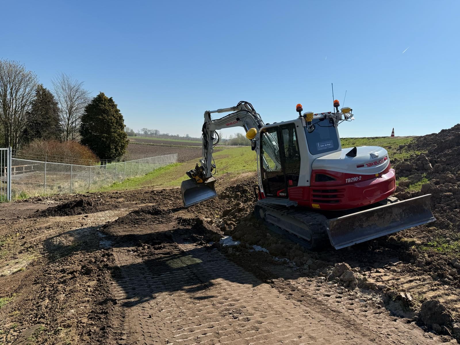 Takeuchi graafmachine in het veld
