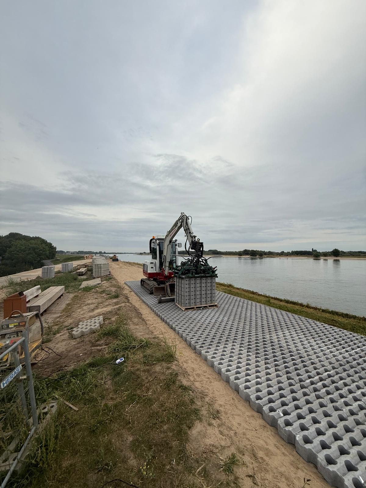 Verharding aangebracht op het dijktalud
