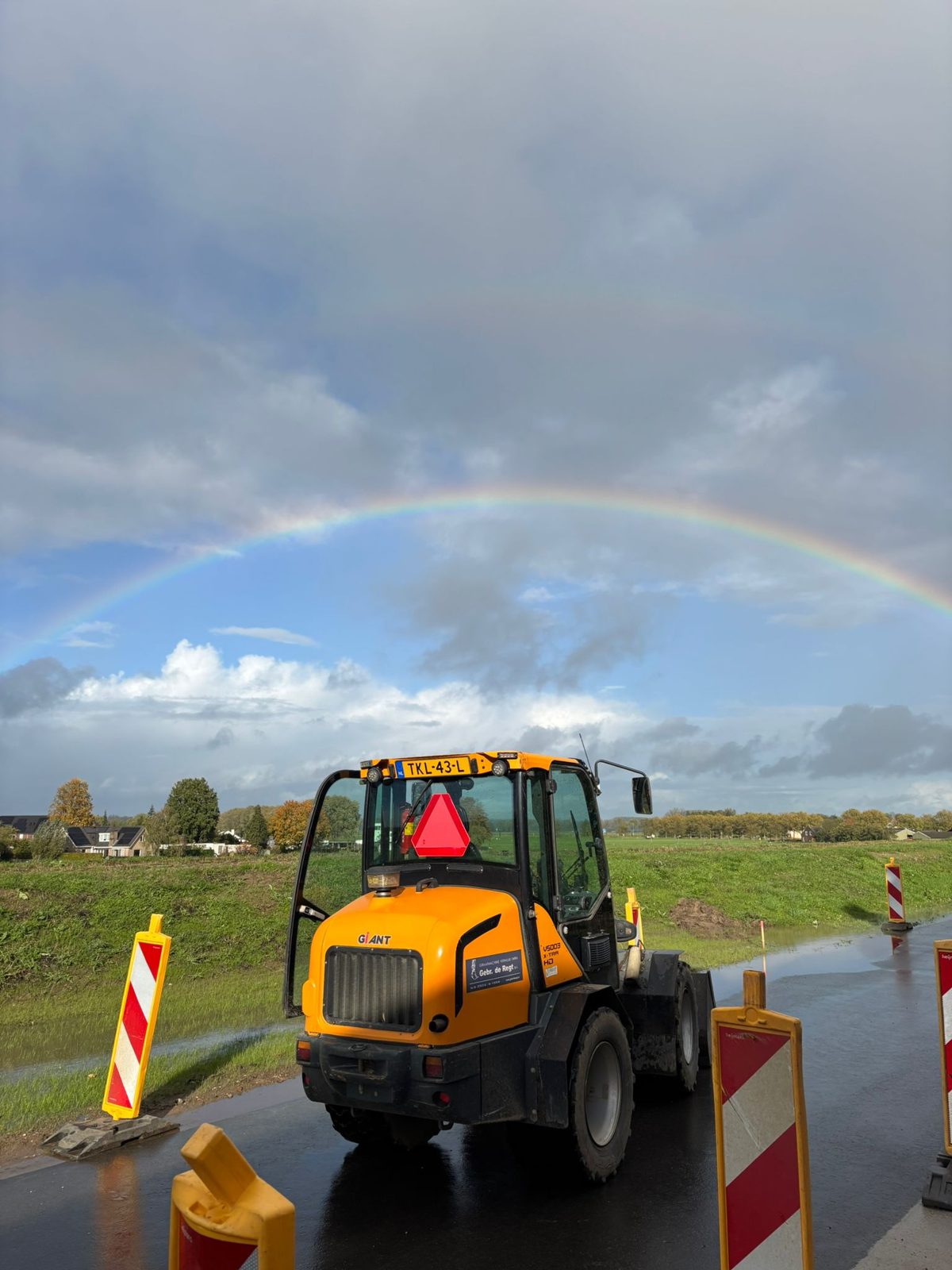 Shovel op de nieuw aangelegde weg