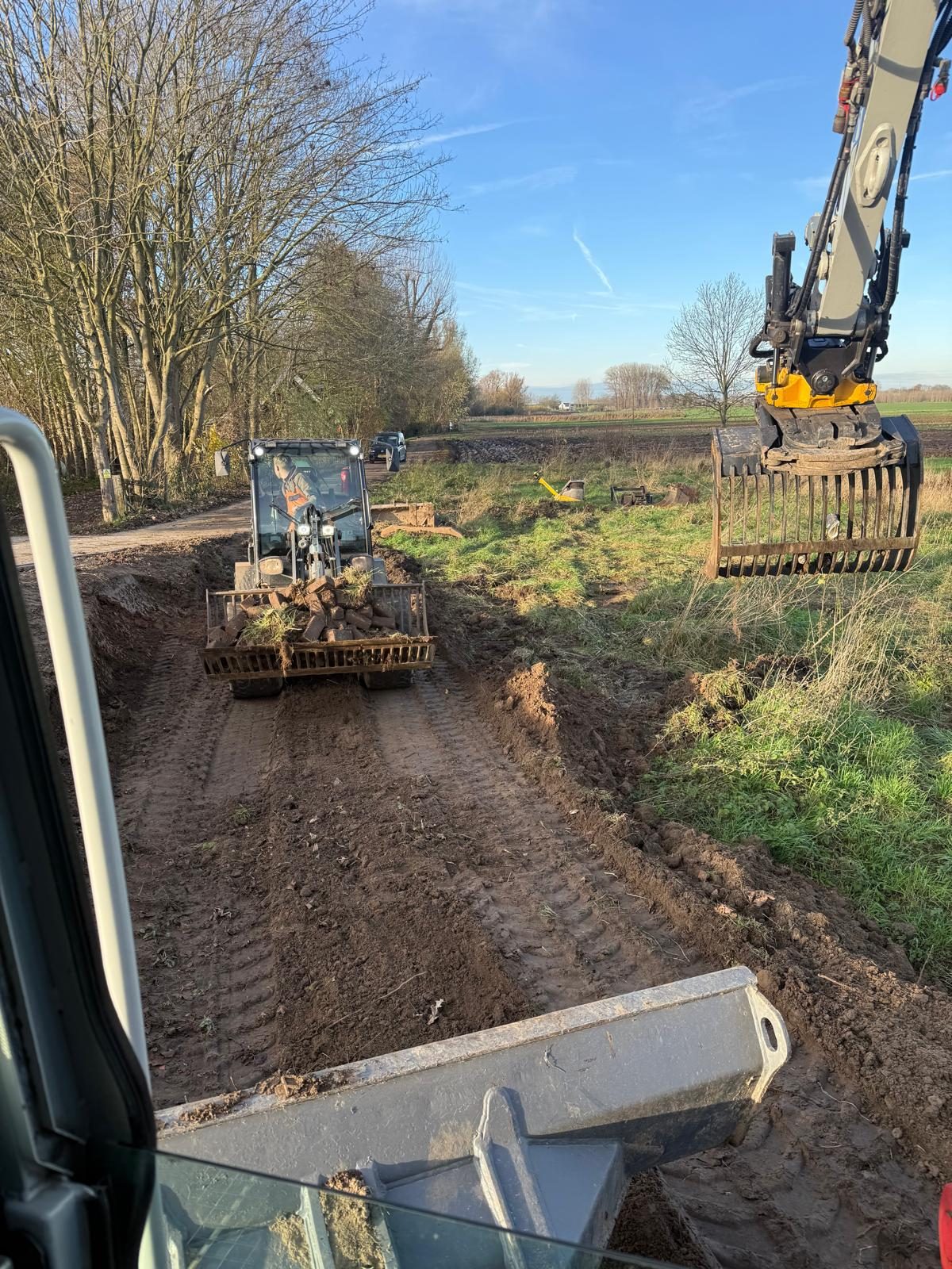 Shovel lost grond bij avondlicht