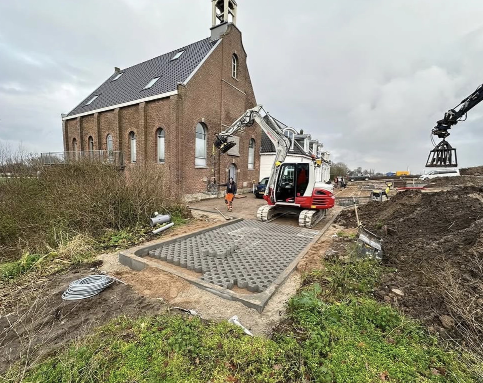 Bestratingswerkzaamheden naast een dorpskerk