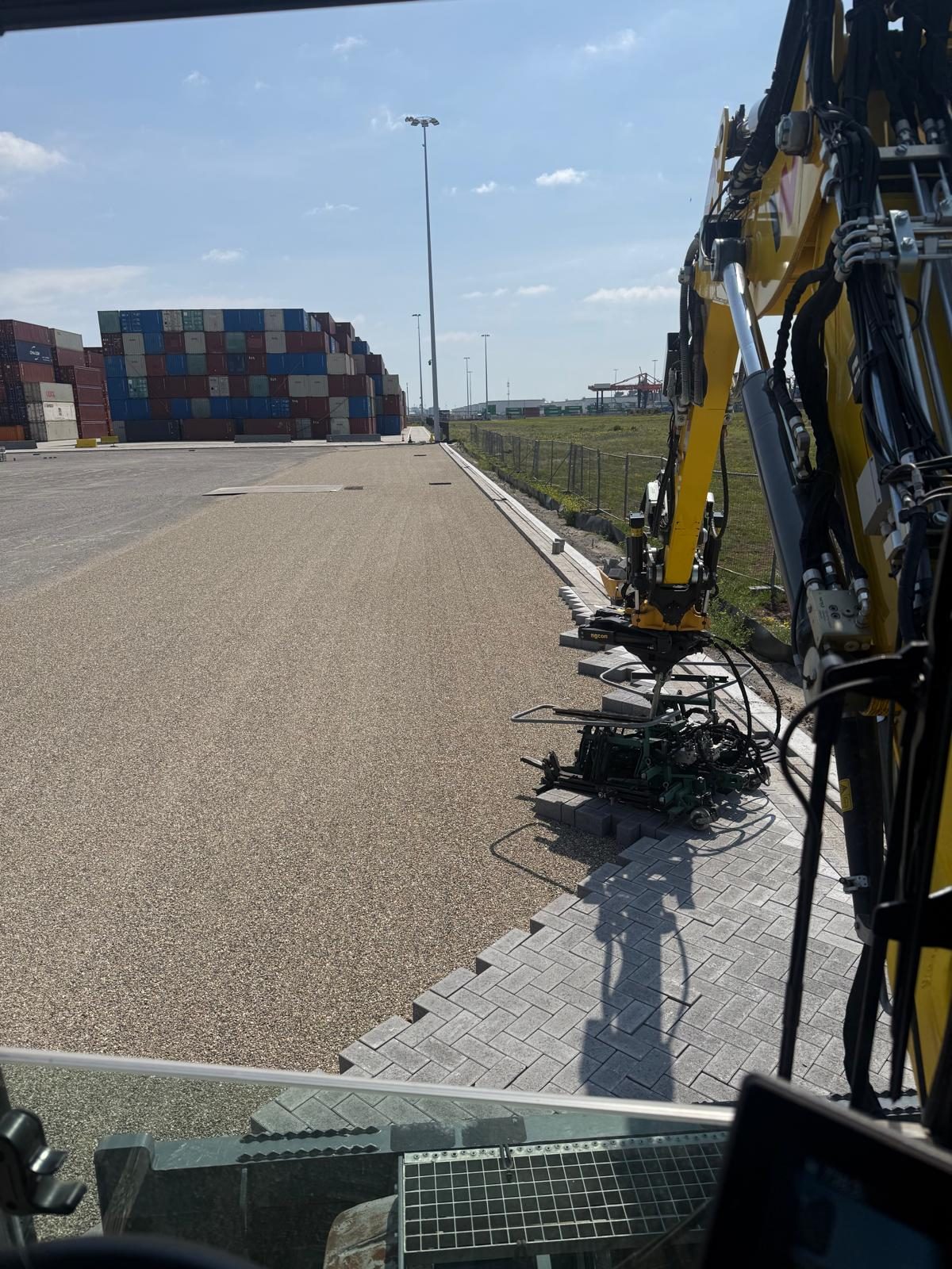 Bestratingswerk vanuit de machine gezien op de containerterminal Maasvlakte