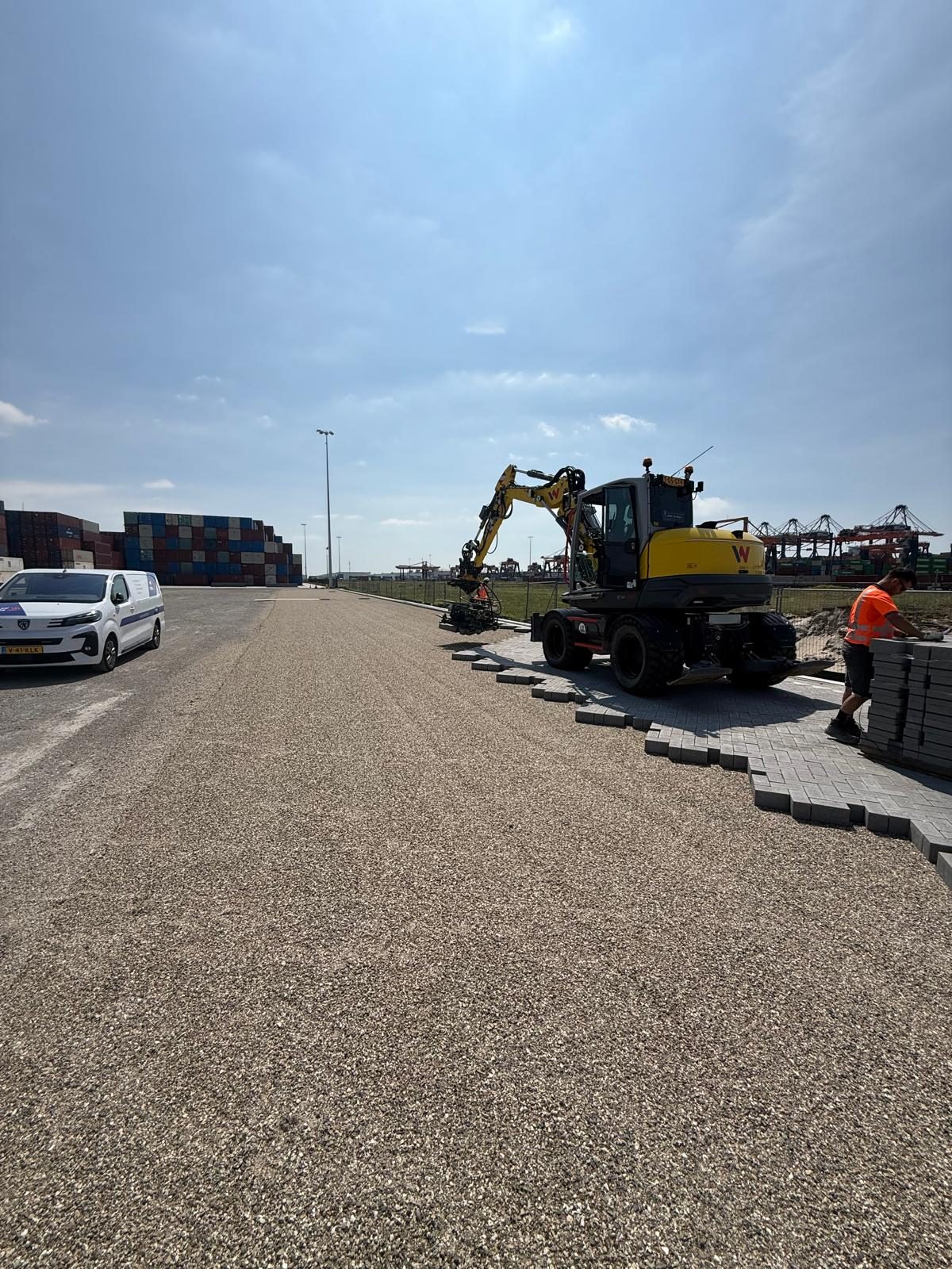 Strak aangelegde bestrating op het terminalterrein