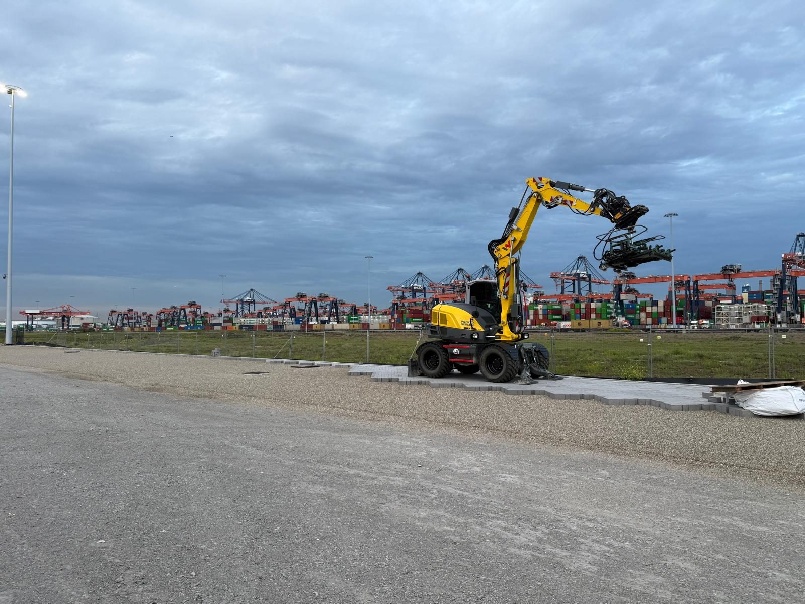 Graafmachine tussen de containers op de Maasvlakte