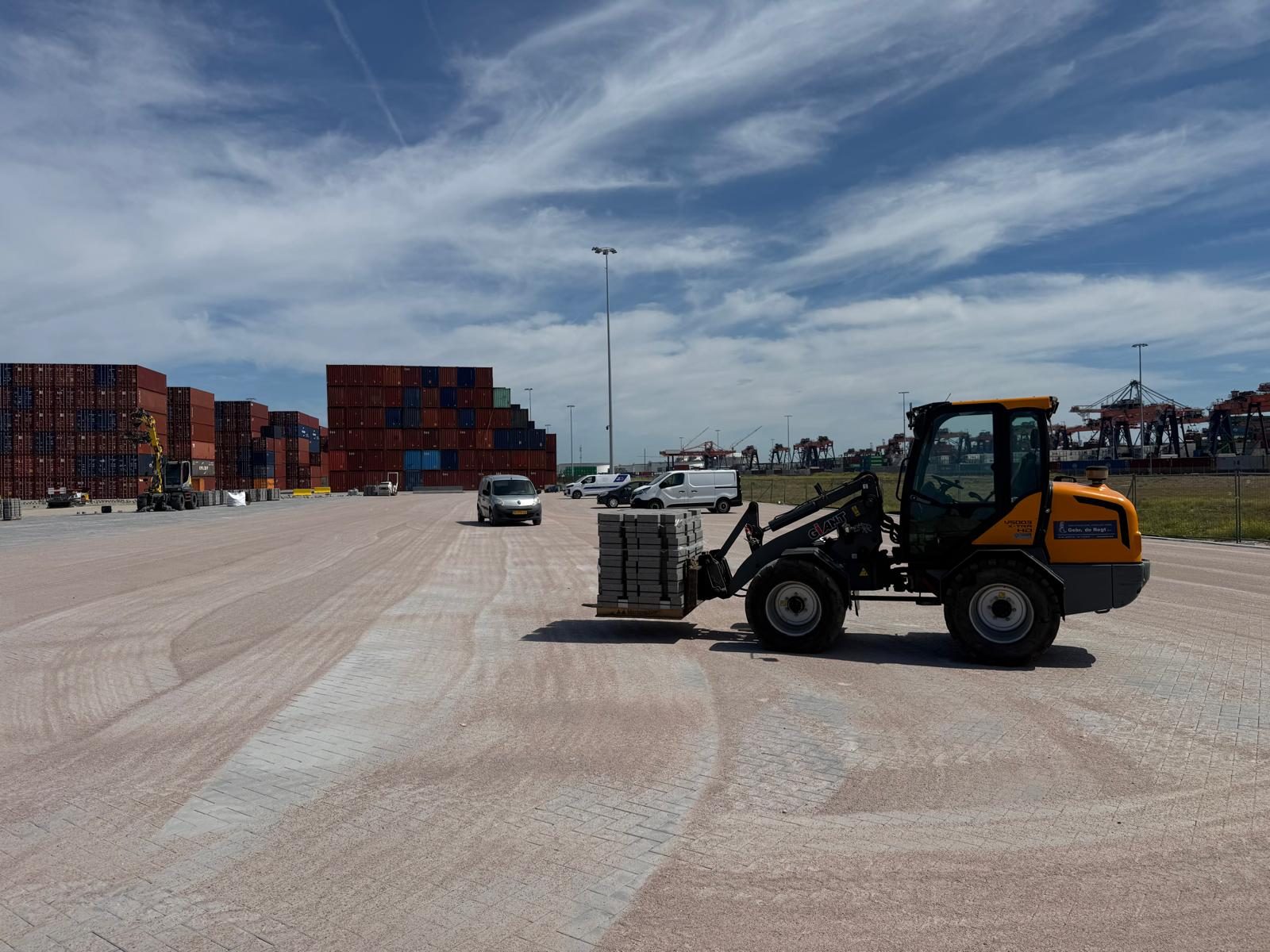 Shovel met gestapelde zeecontainers op de containerterminal Maasvlakte