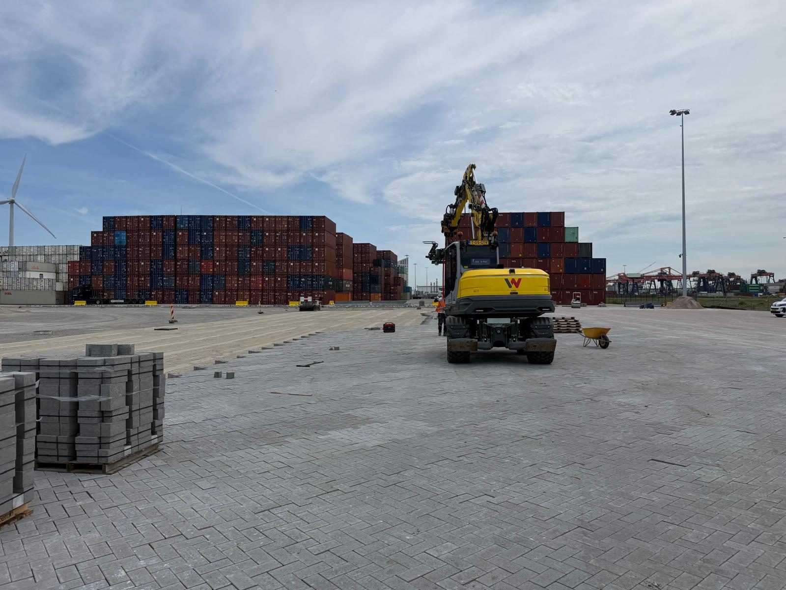 Bestrating en materieel op de containerterminal