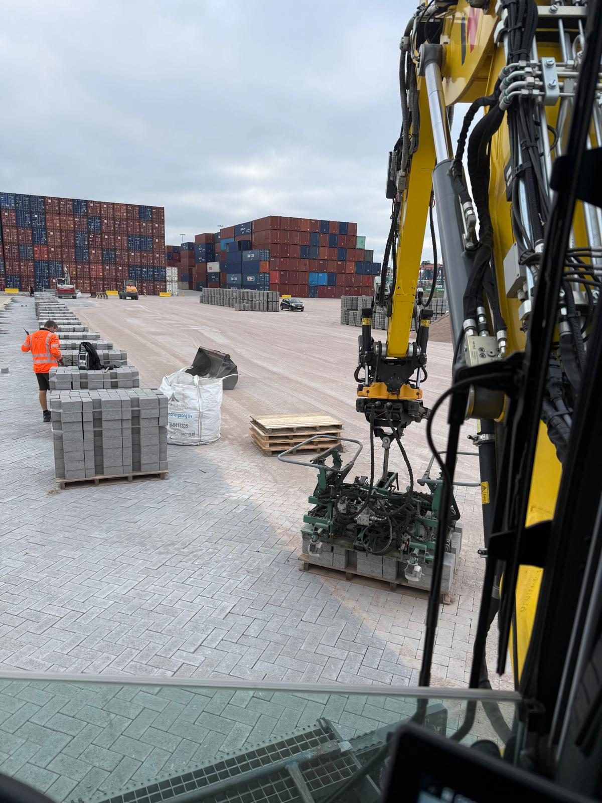 Graafmachine met bestratingsmateriaal op de Maasvlakte
