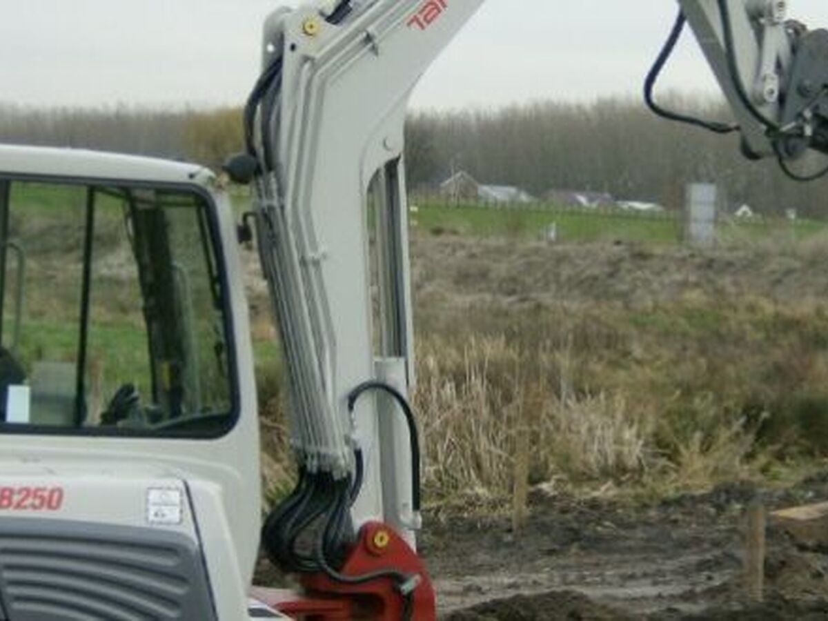 Machine maakt een terrein bouwrijp