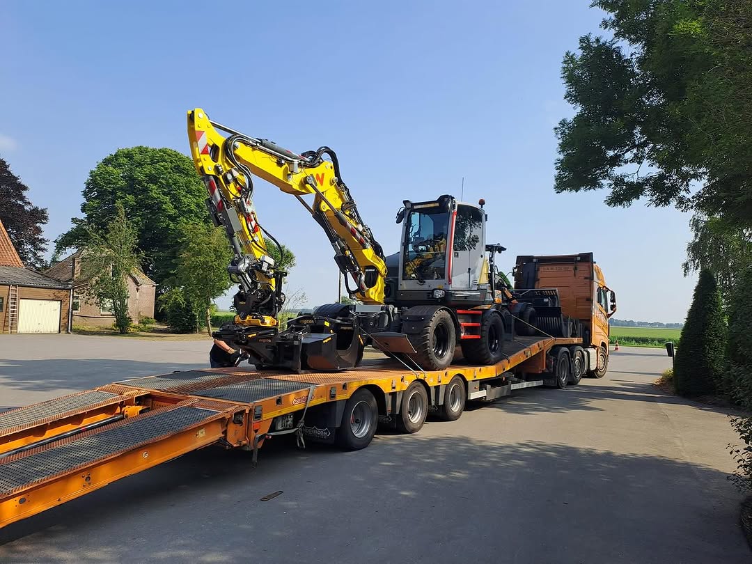 Wacker Neuson mobiele kraan op een dieplader
