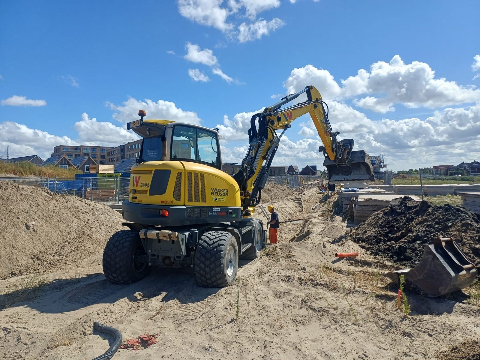 7-tons Wacker Neuson mobiele kraan aan het werk in 's-Gravenzande