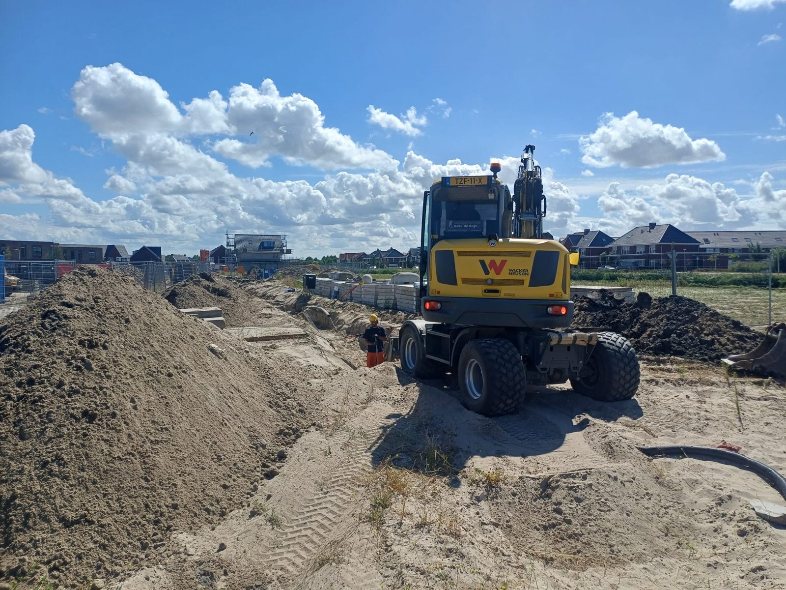 De mobiele kraan op een zanddepot op de bouwlocatie
