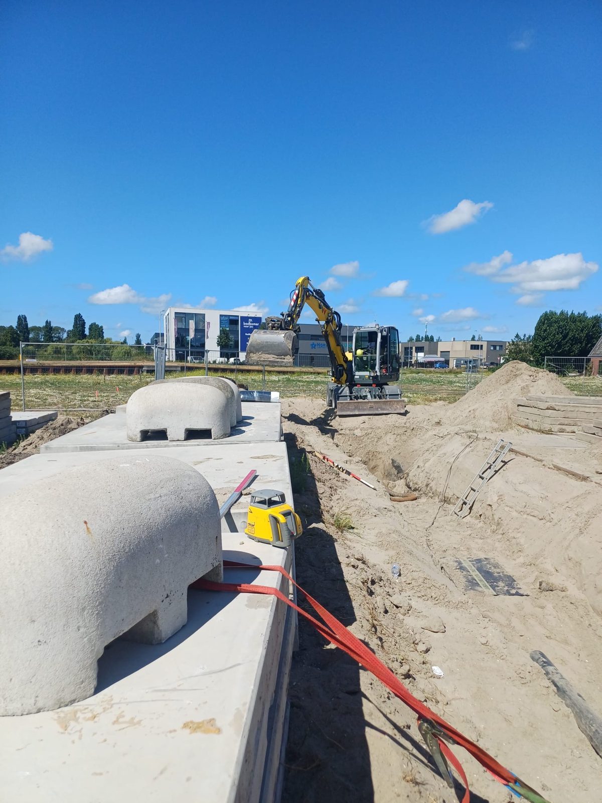 Plaatsen van een betonnen element op het terrein