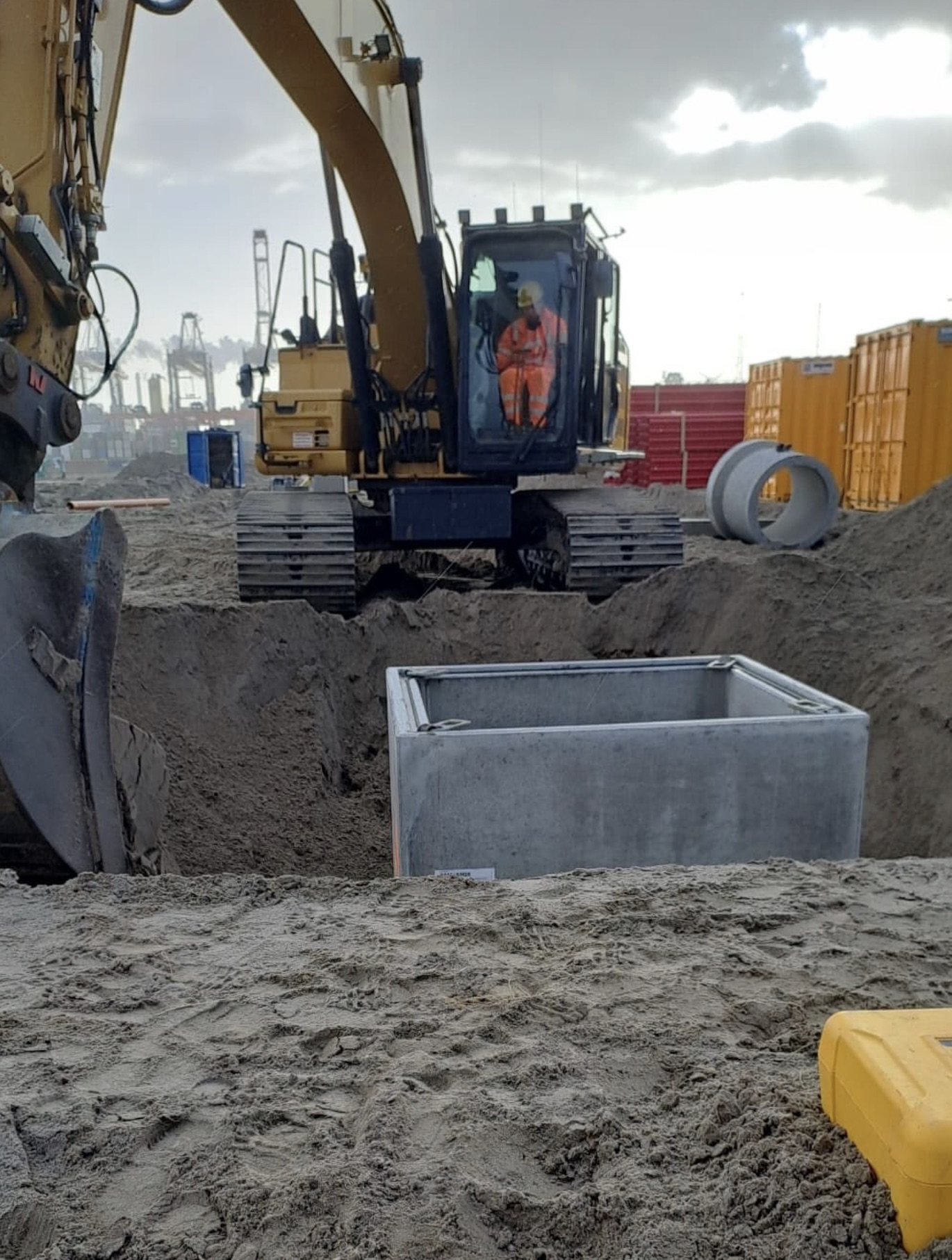Plaatsen van een betonput voor de riolering