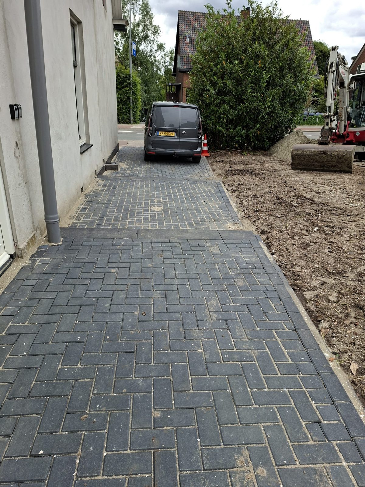 Strak gelegde bestrating in visgraatverband