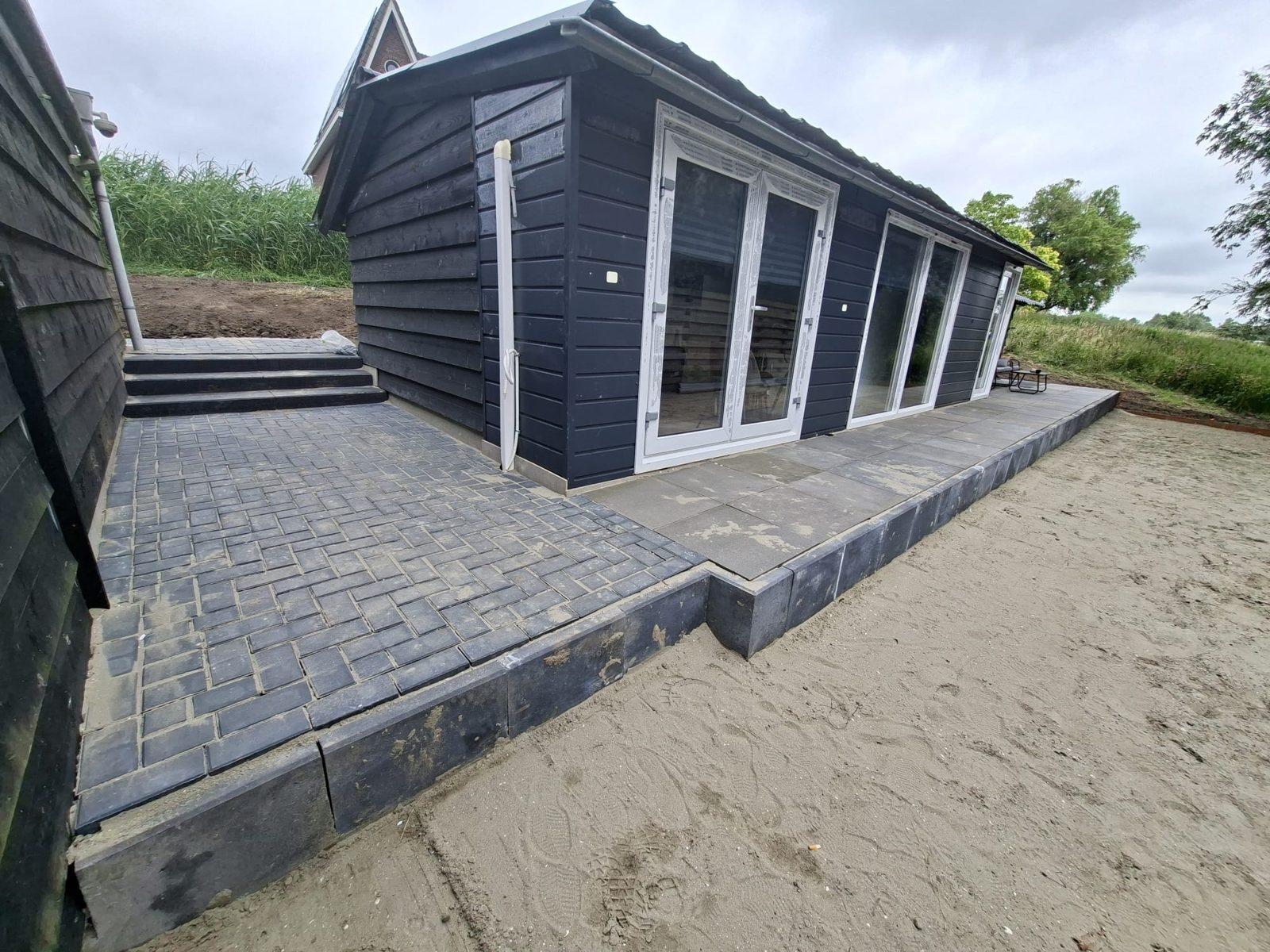 Afgewerkte bestrating rondom een woning in Rotterdam