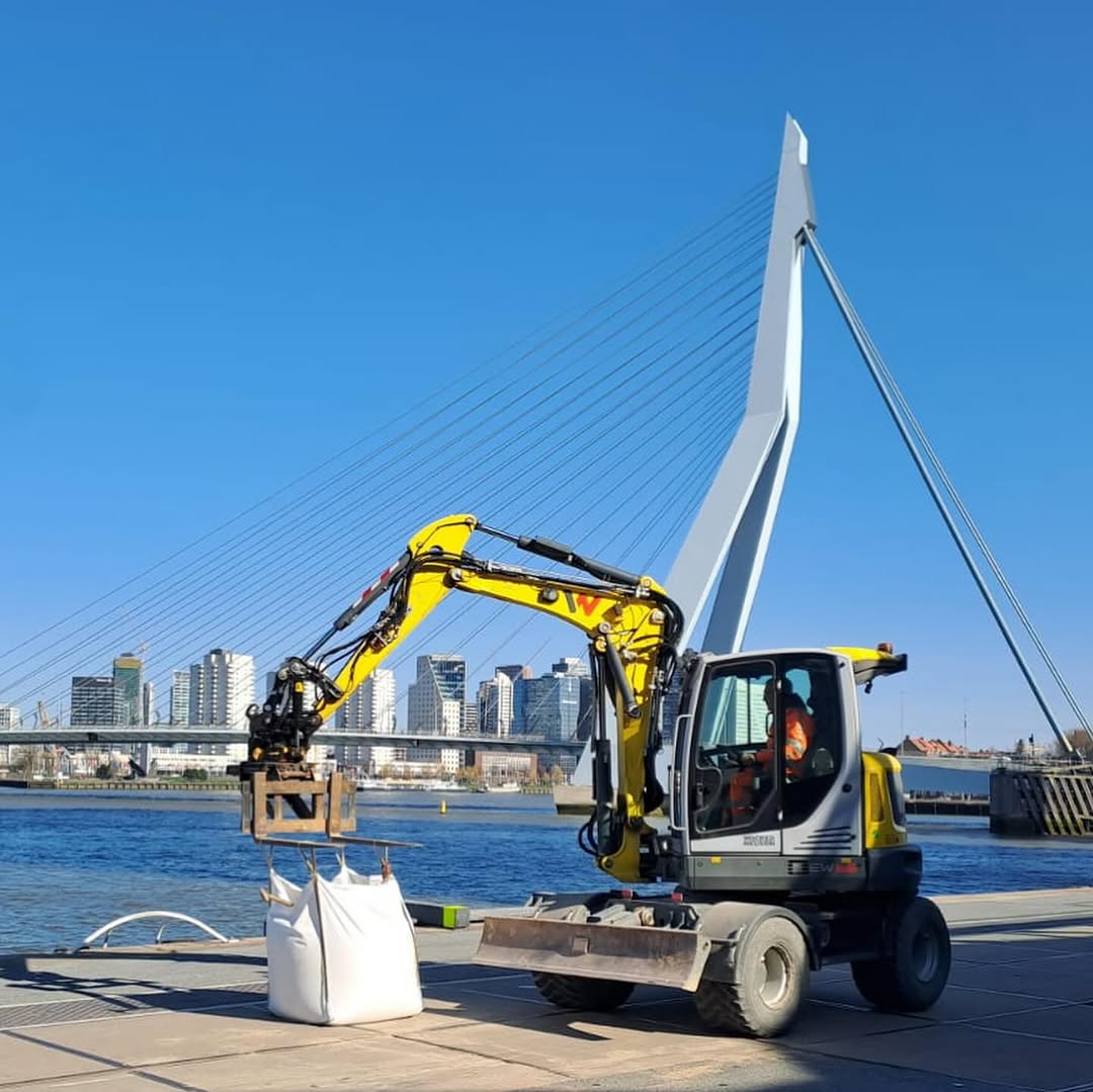 Gebr. de Regt B.V. aan het werk met een mobiele kraan langs de Maas in Rotterdam